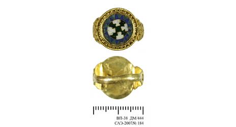 Перстень золотой со сканью и перегородчатой эмалью.